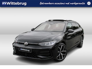 Volkswagen Passat Variant 1.5 eHybrid 272pk R-Line DSG Automaat Black Style / Panorama schuifdak / Leder / Head up / Harman Kardon 700W / IQ LED / LM 19 inch / Wegkl trekhaak Garantie tot 11-09-2030 // 100.000km