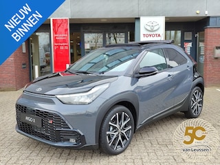 Toyota Aygo HYBRID 115 GR-SPORT CABRIO NIEUW DIRECT LEVERBAAR! STOELVERW PARK-SENSOREN KEYLESS JBL-AUDIO NAVI CAMERA APPLE/ANDROID 18'' LM-VELGEN LED