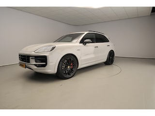 Porsche Cayenne 3.0 S E-Hybrid Black Edition | Sport Chrono | Luchtvering | Trekhaak | Pano | Passenger Display | 21"