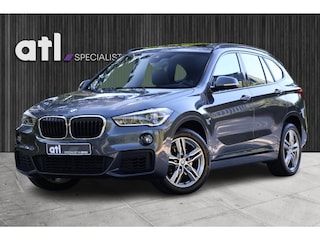BMW X1 sDrive18i High Executive M-Sport | Leder | Pano | HUD | Navi Plus | Stoelverwarming | Hifi | DAB | Grootlichtassistent | Etc.