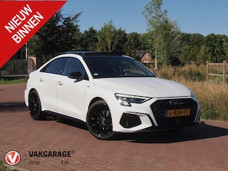 Audi A3 Limousine 30 TFSI S edition | 2X S-Line | Panoramadak | Camera | Black Optic Pakket | Sfeerverlichting | Apple Carplay |