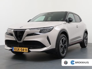 Alfa Romeo Junior Elettrica Speciale | "Spiga" Stoffen/ecoleder bekleding met rode accenten - 6-voudig verstelbare bestuurdersstoel / 6-voudig verstelbare passagiersstoel, verwarmbare voorstoelen | 10,1" infotainment systeem met navigatie | 10,25" digitaal instrumentarium
