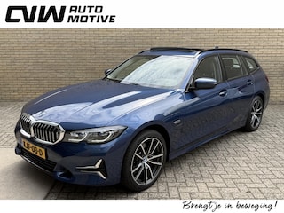 BMW 3-serie Touring 320e Business Edition Plus | Panoramadak | Elektrisch Wegklapbare Trekhaak | Navigatie | Sfeerverlichting | Lederen Sportstoelen memory | Laser LED | Apple Carplay/ Android Auto | Stoel&stuurverwarming | Head up display | Volledig onderhouden