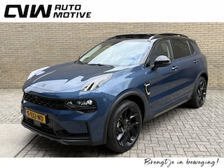 Lynk & Co 01 1.5 PHEV 261pk | Blackline | Panoramadak | 360 camera | Adaptieve cruise | Lane assist | Dodehoekdetectie | Elektrische achterklep | Navigatie | Stoelverwarming | Apple CarPlay / Android Auto | Memory | Sfeerverlichting | LED | DAB | Dealeronderhouden