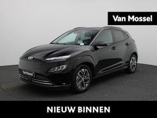 Hyundai Kona Sky 64kWh | WORDT VERWACHT | APPLE CARPLAY | ANDROID AUTO | STUURWIELVERWARMING | ACHTERUITRIJCAMERA | STOELVERWARMING | HEAD-UP DISPLAY | CRUISE CONTROL | DAB RADIO | LEDER | ELEKTRISCH VERSTELBARE STOEL | NAIVGATIE |