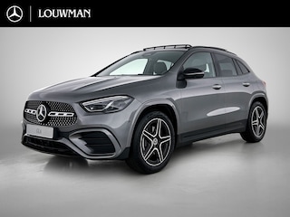 Mercedes-Benz GLA 180 Business Solution AMG | Premium Plus pakket | Nightpakket | Trekhaak | Panoramaschuifdak | DISTRONIC | Burmester Surround Sound systeem | GUARD 360 ° Plus | 19” vijf-dubbelspaaks AMG velgen |