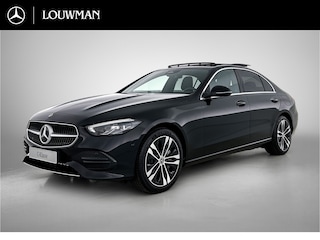 Mercedes-Benz C-klasse 300 e Business Solution Luxury | Winterpakket | Parkeerpakket | Trekhaak | Warmtewerend, donkergetint glas | Panoramaschuifdak | GUARD 360° Plus | 18 inch vijf-dubbelspaaks lichtmetalen velgen |