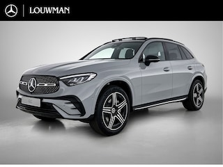 Mercedes-Benz GLC 300e 4MATIC Business Solution AMG | Advanced plus pakket | Nightpakket | Parkeerpakket | Trekhaak | Panoramaschuifdak | Treeplanken in aluminiumlook | Middenconsole metaalstructuur | 20 inch vijfspaaks lichtmetalen AMG-velgen |