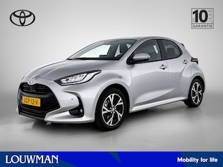 Toyota Yaris 1.5 Hybrid 115 Dynamic Comfort Pack | BTW voertuig | Dodehoek detectie | Stoel+stuurverwarming | Parkeersensoren Voor+Achter | Draadloze telefoonlader | Navigatie | Apple CarPlay/Android Auto | Climate Control | Cruise Control