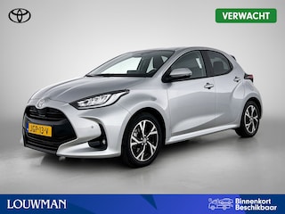 Toyota Yaris 1.5 Hybrid 115 Dynamic Comfort Pack | BTW voertuig | Dodehoek detectie | Stoel+stuurverwarming | Parkeersensoren Voor+Achter | Draadloze telefoonlader | Navigatie | Apple CarPlay/Android Auto | Climate Control | Cruise Control