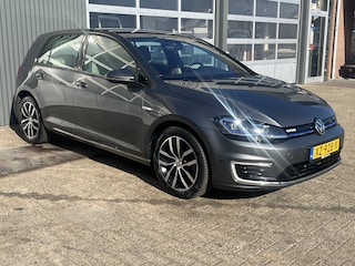 Volkswagen Golf 100% Elektrisch Airco Cruise controle Virtual display Navigatiesysteem Stuurwielbediening Telefoonverbinding Dynaudio Zwarte hemel Vol opties!! 230 km actieradius WLTP
