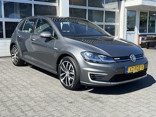 Volkswagen Golf 100% Elektrisch Airco Cruise controle Virtual display Navigatiesysteem Stuurwielbediening Telefoonverbinding Dynaudio Zwarte hemel Vol opties!! 230 km actieradius WLTP