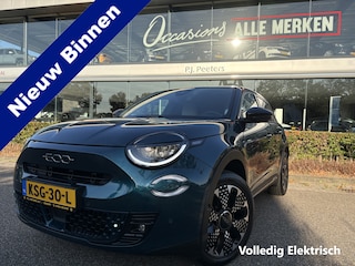 Fiat 600 e La Prima 54 kWh Achteruitrijcamera - Airco - Apple carplay - Parkeersensoren - Navigatie - Draadloze telefoonoplader - Stoelverwarming - Voorstoelen met massagefunctie - Led verlichting - Bluetooth - Cruise control - Dodehoek detectie - Keyless start/ entry - Licht metalen velgen 18 inch - Stuur multifunctioneel
