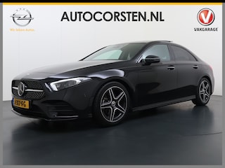 Mercedes-Benz A-klasse 200 164PK Automaat AMG Business Sol. Panoramadak Trekhaak Adap.Cruise Camera Navi Elek.Stoelen+Memory+Verwarmd Apple Carplay Android Auto Rijassistentiepakket Business Plus-pakket Pdc Privacy Glas DAB Bluetooth Lmv Isofix Apps 1.600KG Trekgewicht Origineel Nederlandse Auto