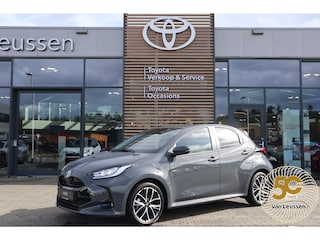 Toyota Yaris 1.5 Hybrid 115 DYNAMIC NIEUW DIRECT LEVERBAAR! STOEL/STUURVERW PARK-SENSOREN BLIND SPOT NAVI 17'' LM-VELGEN CAMERA APPLE/ANDROID