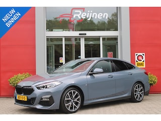 BMW 218i M SPORT EDITION | TREKHAAK MET AFNEEMBARE KOGEL | HARMAN KARDON SOUND-SYSTEM | SFEER VERLICHTING | SHADOW LINE PAKKET | M-SPORT INTERIEUR | VERWARMBARE VOORSTOELEN | LEDEREN M-SPORT STUUR | NAVIGATIE | ACHTERUITRIJCAMERA | PARKEERSENSOREN VOOR EN ACHTER | ALARM | CLIMATE CONTROL | DRAADLOZE APPLE CARPLAY/ANDROID AUTO | LICHTMETALEN VELGEN 18'' M-SPORT (Y-SPAAK 553 M BICOLOR) | FULL LED KOPLAMPEN | LANE ASSIST | DAB+ RADIO | WARMTE WEREND GLAS  | EXTRA GETINTE ACHTERRUITEN | DODEHOEK BEWAKING | ELEKTRISCH VERSTELBARE EN INKLAPBARE BUITENSPIEGELS | BUITENSPIEGELS VERWARMBAAR | ARMSTEUN ACHTER |BMW LIVE COCKPIT PROFESSIONAL |