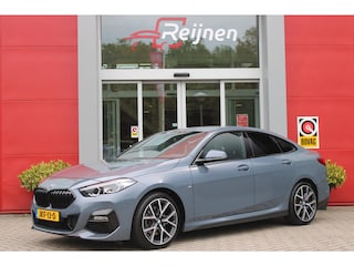 BMW 218i M SPORT EDITION | TREKHAAK MET AFNEEMBARE KOGEL | HARMAN KARDON SOUND-SYSTEM | SFEER VERLICHTING | SHADOW LINE PAKKET | M-SPORT INTERIEUR | VERWARMBARE VOORSTOELEN | LEDEREN M-SPORT STUUR | NAVIGATIE | ACHTERUITRIJCAMERA | PARKEERSENSOREN VOOR EN ACHTER | ALARM | CLIMATE CONTROL | DRAADLOZE APPLE CARPLAY/ANDROID AUTO | LICHTMETALEN VELGEN 18'' M-SPORT (Y-SPAAK 553 M BICOLOR) | FULL LED KOPLAMPEN | LANE ASSIST | DAB+ RADIO | WARMTE WEREND GLAS  | EXTRA GETINTE ACHTERRUITEN | DODEHOEK BEWAKING | ELEKTRISCH VERSTELBARE EN INKLAPBARE BUITENSPIEGELS | BUITENSPIEGELS VERWARMBAAR | ARMSTEUN ACHTER |BMW LIVE COCKPIT PROFESSIONAL |