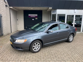 Volvo S80 2.5 T Momentum / NIEUW MODELJAAR / LEDER / NAVI / TREKHAAK / ALU VELGEN