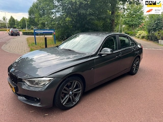 BMW 320i High Executive / Navi CarPlay / Automaat / Airco / led / xenon