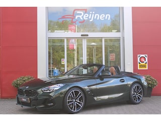 BMW Z4 Roadster sDRIVE 20i 197PK HIGH EXECUTIVE M-SPORT AUTOMAAT | M INTERIEURPAKKET  | M EXTERIEURPAKKET | M SPORTSTUUR | HARMAN KARDON | SFEERVERLICHTING IN 11 VERSCHILLENDE KLEUREN |19" VIJFDUBBELSPAAKS M SPORTWIELEN | NAVIGATIE | DRAADLOZE APPLE CARPLAY / ANDROID AUTO |  LEDER VERNASCA COGNAC | STOEL / STUUR VERWARMING | ACHTERUITRIJCAMERA | FULL LED KOPLAMPEN | SAFETY PAKKET | DODEHOEK DETECTIE |