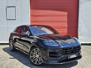 Porsche Cayenne 4.0 Turbo E-Hybrid | Keramisch | Carbon Pakket | Sport Chrono | Achterasbest. | Rijklaar inclusief 1 jaar BOVAG garantie!
