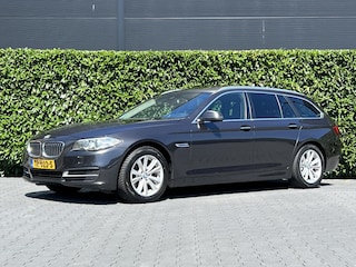 BMW 5-serie Touring 525d High Executive, EURO 6, PANORAMADAK, COMFORT STOELEN, NAVIGATIE, CRUISE CONTROL, CLIMATE CONTROL, STOELVERWARMING, KEYLESS, HUD, LEDER, TREKHAAK, LICHTMETAAL 17"