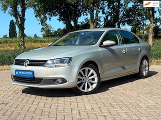 Volkswagen Jetta 1.4 TSI Highline 161pk Automaat / Navigatie / Parkeersensoren rondom