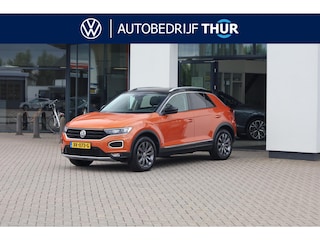 Volkswagen T-Roc 1.5 TSI Sport NL auto 1e eigenaar nieuw door ons geleverd en onderhouden Lederen bekleding panoramadak digital cockpit pro stoel en stuurwielverwarming achteruitrijcamera spiegel pakket LMV Antraciet
