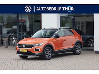 Volkswagen T-Roc 1.5 TSI Sport NL auto 1e eigenaar nieuw door ons geleverd en onderhouden Lederen bekleding panoramadak digital cockpit pro stoel en stuurwielverwarming achteruitrijcamera spiegel pakket LMV Antraciet
