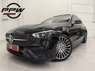 Mercedes-Benz C-klasse Estate 200 AMG Line PANO/HEAD-UP/VOL-LEER/LASER-LED/360CAMERA/19"AMG/MEMORY+MASSAGE/KEYLESS/CARPLAY/SFEER/CARBON-INLEG/DONKERE-HEMEL/EL.A.KLEP/ORIG.NL AUTO