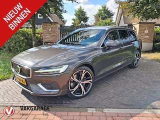 Volvo V60 2.0 T8 Plug-in hybrid AWD Ultimate Bright | Panoramadak | Trekhaak | Harman Kardon | NL-Auto | 455PK |