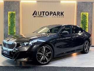 BMW 530e M Sport BTW|PANO|H&K|ICONIC|HuD|360 CAMERA|MEMORY|KEYLESS|FABRIEKSGARANTIE|SFEERVERLICHTING|299PK|BOMVOL!