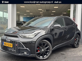 Toyota Aygo Hybrid 115 GR Sport Black Edition Rode remklauwen | Parkeersensoren voor+achter | parkeercamera | 18 inch hoogglans zwarte velgen
