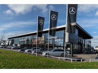 Mercedes-Benz GLC 300 e 4MATIC Plug-In Hybride Trekhaak | Ledkoplampen | Stoel en Stuurverwarming | Parkeerpakket met achteruitcamera. Inclusief 24 maanden Mercedes-Benz Certified garantie voor Europa.