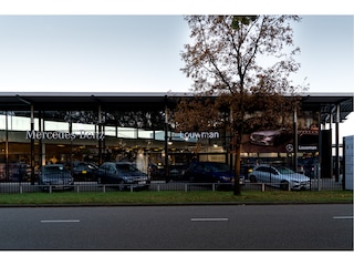 Mercedes-Benz GLC 300 e 4MATIC Plug-In Hybride Trekhaak | Treeplanken in aluminiumlook | Ledkoplampen | Stoel en Stuurverwarming | Parkeerpakket met achteruitcamera. Inclusief 24 maanden Mercedes-Benz Certified garantie voor Europa.