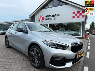 BMW 118i High Executive. RIJKLAARPRIJS! TREKHAAK/AUTOMAAT/SPORTSTOELEN
