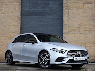 Mercedes-Benz A-klasse 250 e AMG Limited | Night Pakket | Pano | Sfeerverlichting | Haak | Carplay |