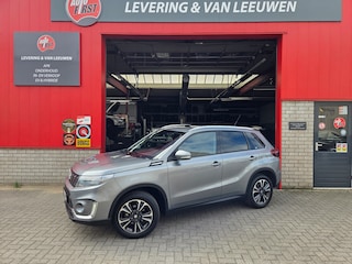 Suzuki Vitara 1.5 Hybrid Style Automaat/ Schuifdak/ Parkeersensoren voor + achter/ Trekhaak/ Navi/ Rijklaarprijs!