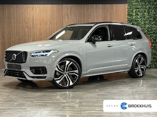 Volvo XC90 T8 AWD Recharge Ultra Dark | Vol! | Bowers & Wilkins | R-Design interieur! | Luchtvering | 360 Camera | Head-Up Display | 455pk | Adaptieve Cruise Control | Stoelverwarming voor+achter | Stuurwielverwarming | Schuifdak | 22 Inch | Full LED  Meesturende koplampen | Gelamineerde/geluidwerende zijruiten | Pilot Assist | BLIS Dode Hoek Detectie | Alcantara hemelbekleding | Lederen handgrepen en zonnekleppen | Elektrische voorstoelen geheugen | R-Design Contour Stoelen Nappa Leder met wit stiksel en bies | Zitting verlenging voorstoelen | Lederen Dashboard | Google Infotainment | Keyless Drive | Parkeersensoren voor+achter | Privacy Glass | Elektrisch bedienbare achterklep | Geïntegreerde zongordijnen achterportieren | Geïntegreerd kinderzitje achterin | Verlichte instaplijsten | 7-Persoons | 4-Zone Climate Control | DAB Radio | Apple Carplay/Android Auto | Draadloos telefoon opladen | Volvo On Call met mobiele App functie | Vapour Grey Metallic |