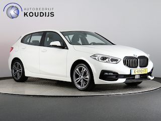BMW 118i Executive Edition (NL-Auto / Afn. trekhaak / Digitaal dashboard / Carplay / Cruise)