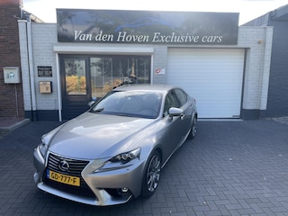 Lexus IS 300h Hybrid Luxury Line Dealer onderhouden.
