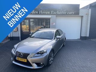 Lexus IS 300h Hybrid Luxury Line Dealer onderhouden.