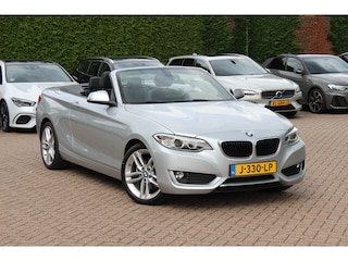 BMW 2-serie Cabrio 220i Luxury / Trekhaak / Half Leder / Navigatie / Parkeerhulp achter / 17'' / Stoelverwarming / Windscherm / Cruise Control