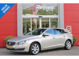 Volvo V60 1.5 T2 123PK AUTOMAAT POLAR+ | AFNEEMBARE TREKHAAK | STOEL/STUUR VERWARMING | ALL SEASON BANDEN | NAVIGATIE | BLUETOOTH AUDIO | ELEKTRISCH BEDIENBARE VOORSTOELEN MET GEHEUGENFUNCTIE OP DE BESTUUDERSSTOEL | 17" LICHTMETALEN VELGEN | CRUISE CONTROL | CLIMATE CONTROL |