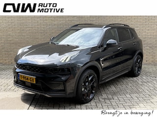 Lynk & Co 01 1.5 PHEV 261pk | Blackline | Zwarte hemel | Rolhoes | 360 camera | Panoramadak | Navigatie | Apple CarPlay | Adaptieve cruise | Stoelverwarming | Infinity sound | Keyless | LED | DAB | Volledig dealeronderhouden | Fabrieksgarantie