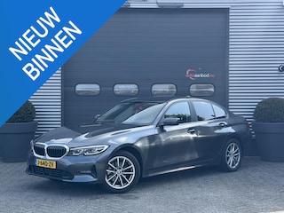 BMW 320i xDrive High Executive Edition | Navigatie | Head-Up Display | DAB | Privacy Glass | Lederen Bekleding |