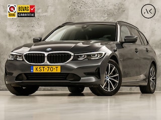 BMW 3-serie Touring 320e High Executive 204Pk Automaat (APPLE CARPLAY, M STUUR, GROOT NAVI, STOELVERWARMING, CAMERA, LEDER, SPORTSTOELEN, GETINT GLAS, ZWART HEMEL, NIEUWE APK, NIEUWSTAAT)