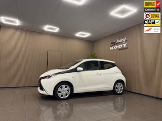 Toyota Aygo 1.0 VVT-i x-play * Navigatie / Camera / Airco / 5 Deurs / NL Auto *