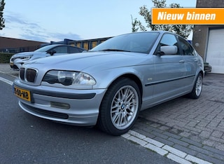 BMW 320i Executive CLIMA SCH. DAK RIJDT GOED PDC LMV NAP APK