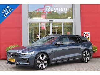 Volvo V60 2.0 T6 Plug-in hybrid 350PK AWD PLUS DARK | LONG RANGE | PANORAMISCH SCHUIF/KANTELDAK | NAVIGATIE VIA GOOGLE AUTO | APPLE CARPLAY / ANDROID AUTO | FULL-LED KOPLAMPEN | 19'' LICHTMETALEN VELGEN | LEDEREN BEKLEDING | POWER SEATS - BESTUURDERS- EN PASSAGIERSSTOEL ELEKTRISCHVERSTELBAAR MET GEHEUGEN, ELEKTRISCH VERSTELBARE ZITVERLENGERS /LENDESTEUN VIERVOUDIG | STOEL- EN ACHTERBANKVERWARMING | STUURVERWARMING | PARKEERVERWARMING MET TIMER (STANDKACHEL) | ACHTERUIRIJ CAMERA | EXTRA GETINTE ACHTERRUITEN | ELEKTRISCH BEDIENBARE ACHTERKLEP | ELEKTRISCH INKLAPBARE BUITENSPIEGELS |
